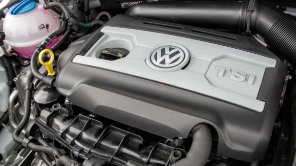 При Passat CC с бензиновите двигатели 1.8 TSI и 2.0 TSI често се появява сериозен разход на масло още преди колата да навърти 100 000 км. В някои случаи двигателят започва да "гори" над литър на 1000 км. Ако проблемът се пренебрегне, налягането на маслото пада критично, а това води до пълно съсипване на вътрешните компоненти на мотора.

Какво да се направи

Всичко идва от недомислената конструкция на буталата и сегментите, които бързо блокират от нагар и спират да си вършат работата. В резултат на това цилиндрите се износват скоростно, а в двигателя се натрупват сериозни замърсявания. В начален стадий помага подмяната на буталата с нови, модифицирани части. Ако изпуснете момента обаче, ще се стигне до скъп основен ремонт със смяна на разпределителни валове и лагери.
